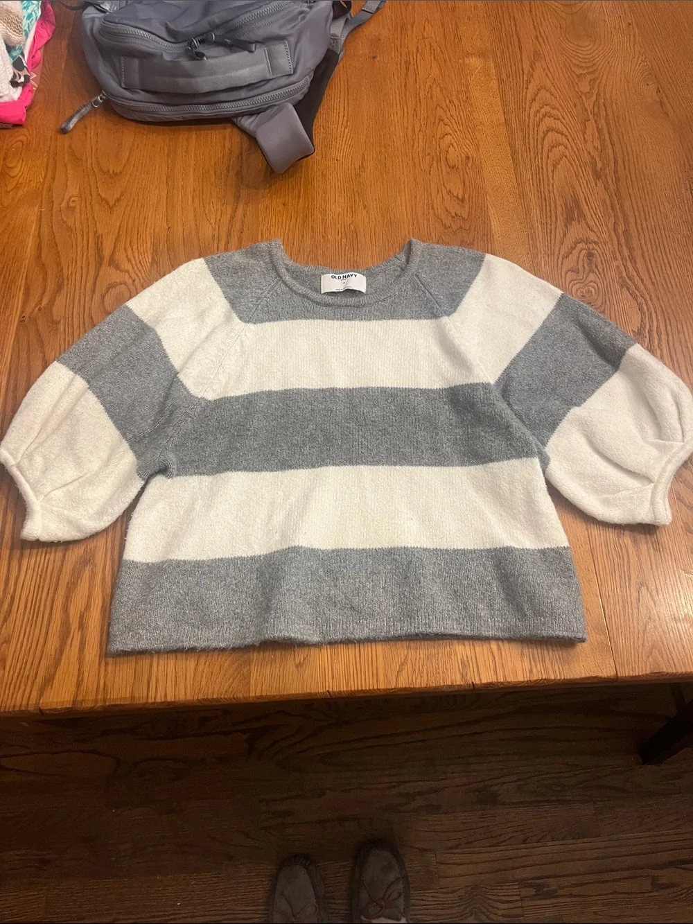 Old Navy Gray and White Striped Short Sleeve Sweater